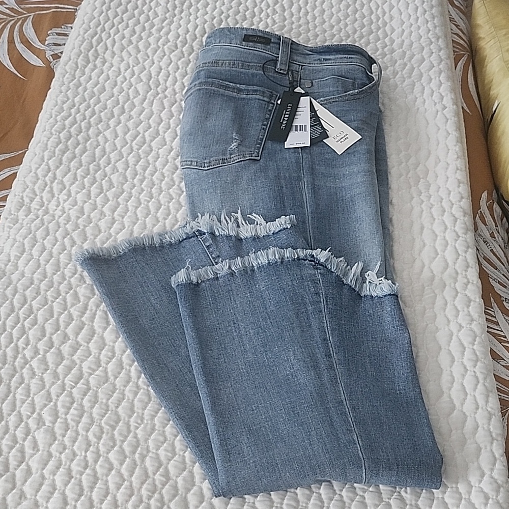 Eco Hannah crop flare with fray hem NWT (from our retired Boutique)
Last pair